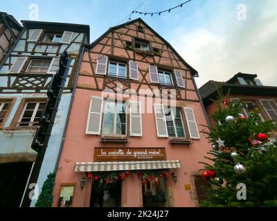 Colmar, Frankreich - 30. Dezember 2021: Weihnachtsschmuck in Colmar, im Elsass, Frankreich. Stockfoto