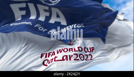 Doha, Katar, Januar 2022: Flaggen mit FIFA und Qatar 2022 WM-Logo winken im Wind. Die Veranstaltung ist in Katar vom 21. November bis 18 De geplant Stockfoto