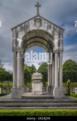 Dublin, Irland, August 2019 Antike, wunderschön verzierte Sarkophage und Gräber auf dem Friedhof von Glasnevin Stockfoto