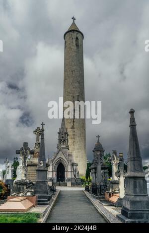 Dublin, Irland, August 2019 Round Tower und antike Gräber und Grabsteine auf dem Friedhof von Glasnevin Stockfoto