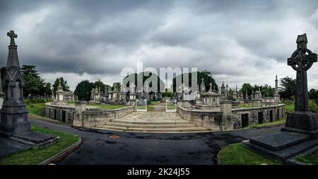 Dublin, Irland, August 2019 Rundes Mausoleum, Manuskripte, antike Gräber und Grabsteine mit keltischen Kreuzen auf dem Friedhof von Glasnevin Stockfoto