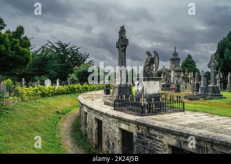 Dublin, Irland, August 2019 Rundes Mausoleum oder Krypten mit antiken Gräbern und Grabsteinen auf dem Friedhof von Glasnevin Stockfoto