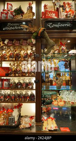 Aachen, 03. Januar 2022: Nobis Store Schaufenster. Nobis Printen ist seit 1858 ein familiengeführtes Bäckereiunternehmen mit 38 Bäckereien und Bäckereien Stockfoto