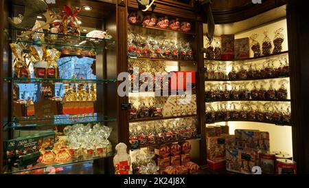 Aachen, 03. Januar 2022: Nobis Store Schaufenster. Nobis Printen ist seit 1858 ein familiengeführtes Bäckereiunternehmen mit 38 Bäckereien und Bäckereien Stockfoto