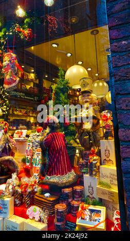 Aachen, 03. Januar 2022: Nobis Store Schaufenster. Nobis Printen ist seit 1858 ein familiengeführtes Bäckereiunternehmen mit 38 Bäckereien und Bäckereien Stockfoto