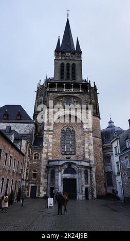 Aachen, Deutschland - 03. Januar 2022: Menschen, die sich dem westlichen Eingang des Aachener Doms nähern Stockfoto