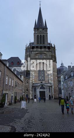 Aachen, Deutschland - 03. Januar 2022: Menschen, die sich dem westlichen Eingang des Aachener Doms nähern Stockfoto