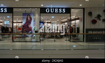 Aachen, 03. Januar 2022: Guess Store am Aquis Plaza ist ein modernes Einkaufszentrum in Aachen am 3. Januar 2022 Stockfoto