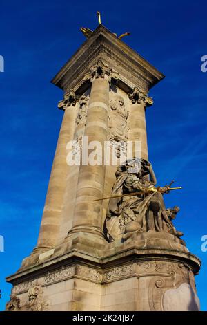 Architektonische Details der Brücke von Alexandre III über die seine. Dekoriert mit kunstvollen Jugendstillampen und Skulpturen. Paris. Franc Stockfoto