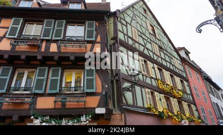 Colmar, Frankreich - 30. Dezember 2021: Weihnachtsschmuck in Colmar, im Elsass, Frankreich. Stockfoto