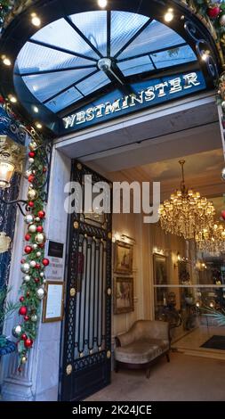 Paris, Frankreich - 01. Januar 2022: Hotel Westminster zu Weihnachten dekoriert. Das Hotel liegt zwischen dem historischen Opernhaus Opéra Garnier und dem Place Vendome. Stockfoto