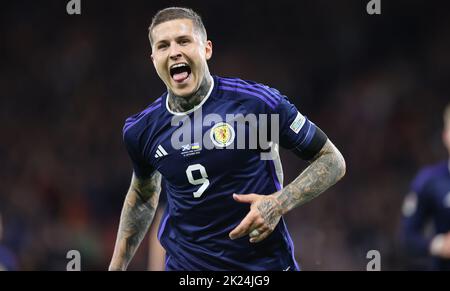 Der schottische Lyndon Dykes feiert sein 2.-Tor Schottlands 3. während des Spiels der UEFA Nations League im Hampden Park, Glasgow. Bilddatum: Mittwoch, 21. September 2022. Stockfoto