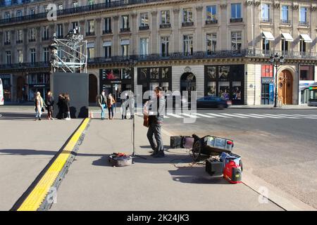 Paris, Frankreich - 01. Januar 2022: Der Straßenmusiker an der Avenue de Opera. Die Avenue de l Opera wurde von 1864 bis 1879 als Teil von Haussmanns RE geschaffen Stockfoto