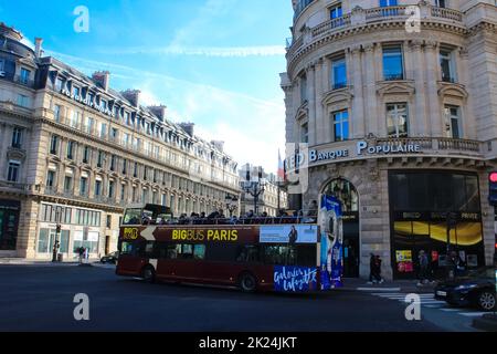 Paris, Frankreich - 01. Januar 2022: BigBus Paris, Hop-on, Hop-off Sightseeing Touren in Paris Stockfoto