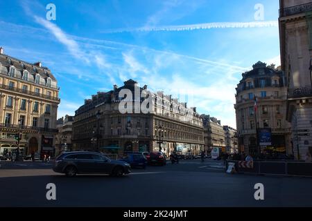 Paris, Frankreich - 01. Januar 2022: Blick auf die Avenue de Opera. Die Avenue de l Opera wurde von 1864 bis 1879 im Rahmen der Renovierung von Par durch Haussmann geschaffen Stockfoto