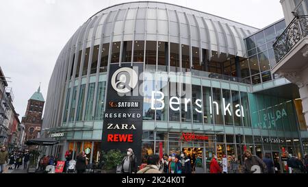 Aachen, 03. Januar 2022: Die Menschen gehen am 3. Januar 2022 in Aachen auf der Aquis Plaza, einem modernen Einkaufszentrum Stockfoto