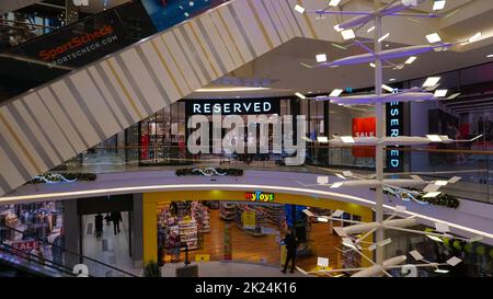 Aachen, 03. Januar 2022: Die Menschen gehen am 3. Januar 2022 in Aachen auf der Aquis Plaza, einem modernen Einkaufszentrum Stockfoto