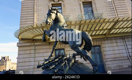 Paris, Frankreich - 01. Januar 2022: Skulptur in der Nähe des Eingangs zum D'Orsay Museum. D'Orsay - ein Museum am linken seine-Ufer, es befindet sich im ehemaligen Gare Stockfoto