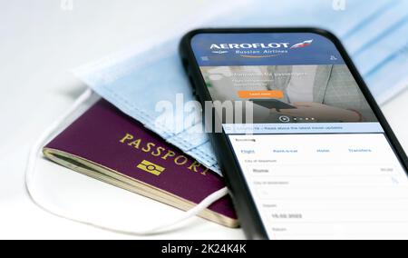 Moskau, Russland, Juli 2021: Telefonieren Sie mit der Aeroflot Russian Airlines App auf dem Bildschirm, der über einer Schutzmaske und einem Reisepass liegt. Reisesicherheit und r Stockfoto