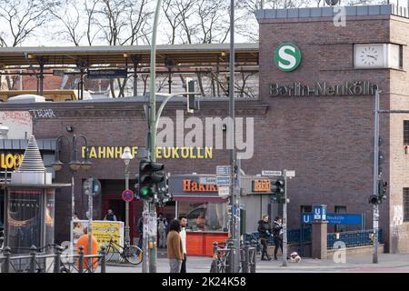 Der S- und U-Bahnhof Berlin Neukölln im gleichnamigen Stadtteil im Berliner Stadtteil Neukölln ist zu einem Alptraum verkommen, si Stockfoto