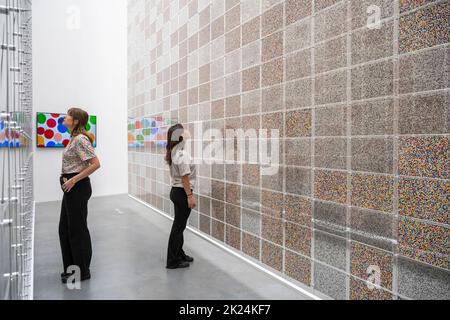 London, Großbritannien. 22. September 2022. Mitarbeiter bei der Vorschau von ‘The Currency’ von Damien Hirst, einem Werk, das 10.000 ähnliche, aber einzigartige Gemälde im Banknotenstil umfasst, die Hirst wie gedacht als handgeschöpfte Währung in digitaler (NFT, nicht-fungibler Token) oder physischer Form verwenden könnte. 5.149 physische Gemälde wurden verkauft und ihre NFTs zerstört. NFTS von 4.851 Gemälden wurden verkauft und ihre physischen Äquivalente sind nun öffentlich ausgestellt, werden aber vom 23. September bis zum 31. Oktober 2022 in der Newport Gallery in Lambeth verbrannt. Kredit: Stephen Chung / Alamy Live Nachrichten Stockfoto