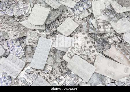 Stapel leerer, in Blisterpackungen verpackter Tabletten in verschiedenen Formen und Größen (siehe Hinweise zu Marken). Für Medicare, OTC Medicine, NHS, Big Pharma, Arzneimittelknappheit. Stockfoto