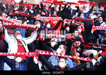 Die Fans sind zurück, wie hier im Europaparkstadion in Freiburg beim Spiel der 1. FBL: 21-22: 22. Spt. SC Freiburg vs FSV Mainz 05 DFL-REGLEMENTS Stockfoto