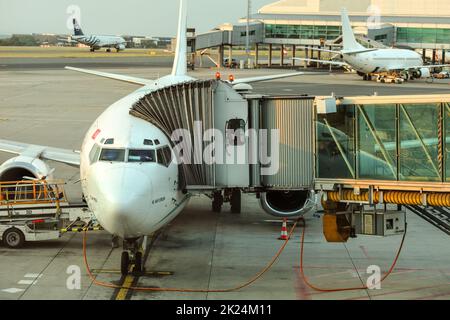 Prag, Tschechische Republik - 28. Juli 2018: Rückenwind Boeing737-400 Flugzeuge angedockt, Betankung am Flughafen Ruzyne, Vaclav Havel. Dieses türkische Charter ai Stockfoto