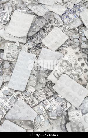 Stapel leerer, in Blisterpackungen verpackter Tabletten in verschiedenen Formen und Größen (siehe Hinweise zu Marken). Für Medicare, OTC Medicine, NHS, Big Pharma, Arzneimittelknappheit. Stockfoto