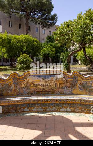 Neapel, Italien - 27. Juni 2021: Kloster Santa Chiara mit achteckigen Säulen, die mit Majolika-Fliesen im Rokoko-Stil mit floralen Mustern verziert sind Stockfoto