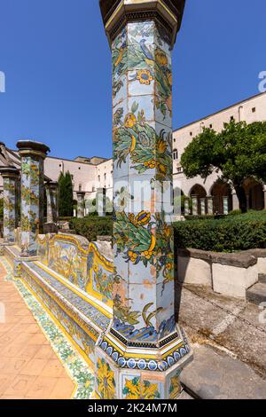 Neapel, Italien - 27. Juni 2021: Kloster Santa Chiara mit achteckigen Säulen, die mit Majolika-Fliesen im Rokoko-Stil mit floralen Mustern verziert sind Stockfoto