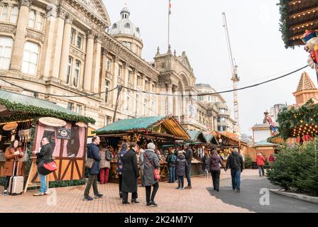 Birmingham, Großbritannien, November 2018 - Holzstände des deutschen Weihnachtsmarktes am Victoria Square, Birmingham, Großbritannien Stockfoto