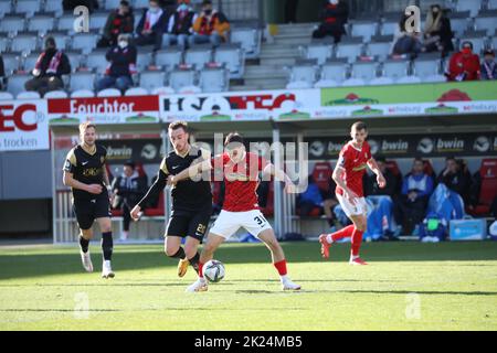 Geschickt blockiert Kammerbauer Patrick (SC Freiburg II U23) den Ball im Duell gegen Mike-Steven Bähre (SV Meppen) beim Spiel der 3. FBL: 21-22: 27. Spt Stockfoto