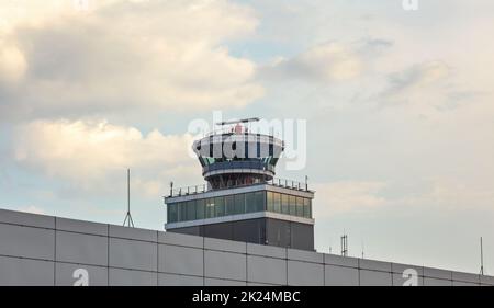 Prag, Tschechische Republik - 28. Juli 2018: Air Traffic Control Tower am internationalen Flughafen Ruzyne Vaclav Havel, die 15 Millionen Passagiere Griffe Stockfoto