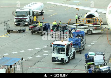 Prag, Tschechische Republik - 28. Juli 2018: Bodenpersonal Gepäck laden in den Rückenwind Boeing737-400 am Flughafen Ruzyne, Vaclav Havel. Stockfoto