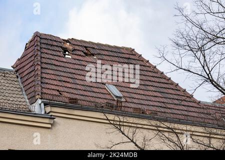 Der Hurrikan 'Zeynep' entwickelte gewaltige Kräfte und hielt die Berliner Feuerwehr in Spannung. In der Berliner Hermannstraße wurden mehrere Dächer durch t beschädigt Stockfoto