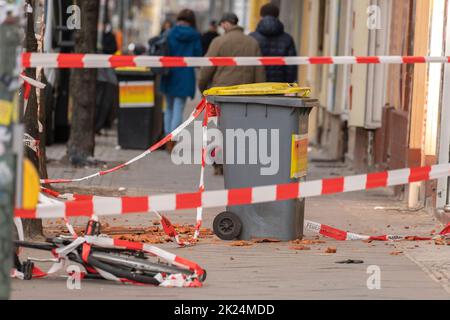 Der Hurrikan 'Zeynep' entwickelte gewaltige Kräfte und hielt die Berliner Feuerwehr in Spannung. In der Berliner Hermannstraße wurden mehrere Dächer durch t beschädigt Stockfoto