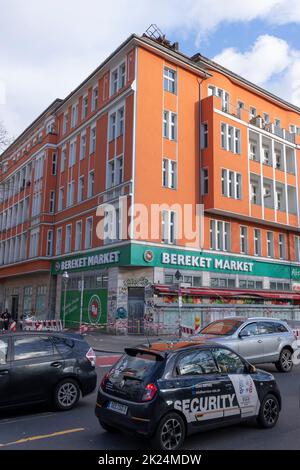 Der Hurrikan 'Zeynep' entwickelte gewaltige Kräfte und hielt die Berliner Feuerwehr in Spannung. In der Berliner Hermannstraße wurden mehrere Dächer durch t beschädigt Stockfoto