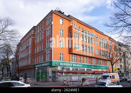 Der Hurrikan 'Zeynep' entwickelte gewaltige Kräfte und hielt die Berliner Feuerwehr in Spannung. In der Berliner Hermannstraße wurden mehrere Dächer durch t beschädigt Stockfoto