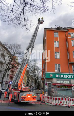 Der Hurrikan 'Zeynep' entwickelte gewaltige Kräfte und hielt die Berliner Feuerwehr in Spannung. In der Berliner Hermannstraße wurden mehrere Dächer durch t beschädigt Stockfoto