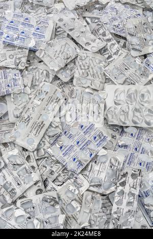 Stapel leerer, in Blisterpackungen verpackter Tabletten in verschiedenen Formen und Größen (siehe Hinweise zu Marken). Für Medicare, OTC Medicine, NHS, Big Pharma, Arzneimittelknappheit. Stockfoto