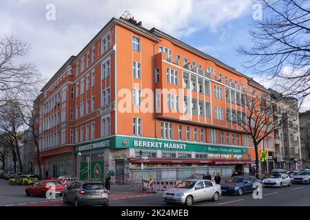 Der Hurrikan 'Zeynep' entwickelte gewaltige Kräfte und hielt die Berliner Feuerwehr in Spannung. In der Berliner Hermannstraße wurden mehrere Dächer durch t beschädigt Stockfoto