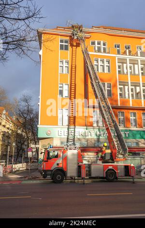 Der Hurrikan 'Zeynep' entwickelte gewaltige Kräfte und hielt die Berliner Feuerwehr in Spannung. In der Berliner Hermannstraße wurden mehrere Dächer durch t beschädigt Stockfoto