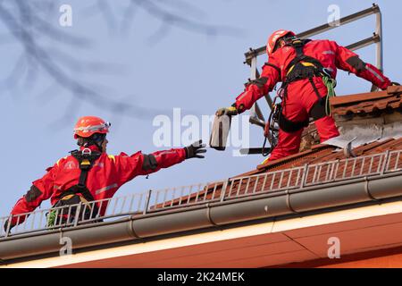 Der Hurrikan 'Zeynep' entwickelte gewaltige Kräfte und hielt die Berliner Feuerwehr in Spannung. In der Berliner Hermannstraße wurden mehrere Dächer durch t beschädigt Stockfoto