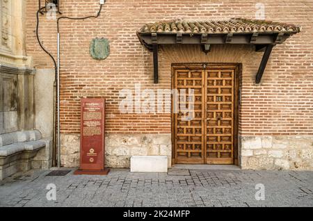 ALCALA DE HENARES, SPANIEN - 4. SEPTEMBER 2021: Architektonisches Detail des Colegio Mayor de San Ildefonso in Alcala de Henares, Provinz Madrid, Spanien, Stockfoto