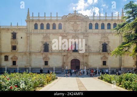 ALCALA DE HENARES, SPANIEN - 4. SEPTEMBER 2021: Der Colegio Mayor de San Ildefonso in Alcala de Henares, Provinz Madrid, Spanien, wurde 1499 als der gegründet Stockfoto
