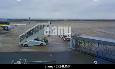 Dortmund, Deutschland - 04. Januar 2022: Schwarz-gelbes Flugzeug mit Logo des deutschen Fußballvereins Borussia Dortmund BVB Stockfoto