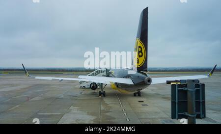 Dortmund, Deutschland - 04. Januar 2022: Schwarz-gelbes Flugzeug mit Logo des deutschen Fußballvereins Borussia Dortmund BVB Stockfoto