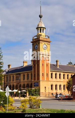 Der Uhrenturm des denkmalgeschützten Zollhauses an der Ecke Bond Street und Watt Street - Newcastle, NSW, Australien Stockfoto