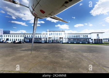 köln, 23. februar 2022: Flugzeug auf dem Vorfeld des historischen kölner Flughafens butzweilerhof Stockfoto